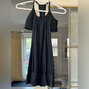 Lululemon size 4 work out tank with design on bra